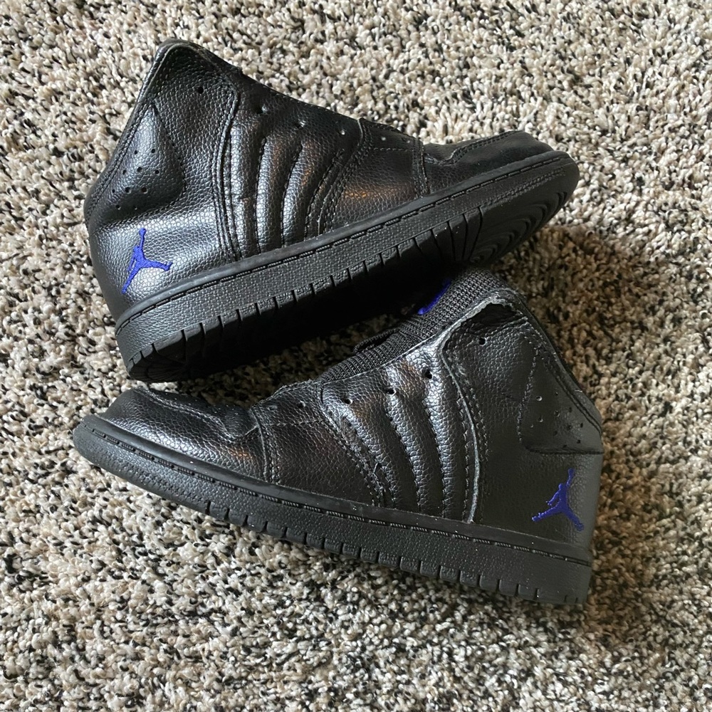 Jordan retro high top youth sneakers- Please read description ☺️